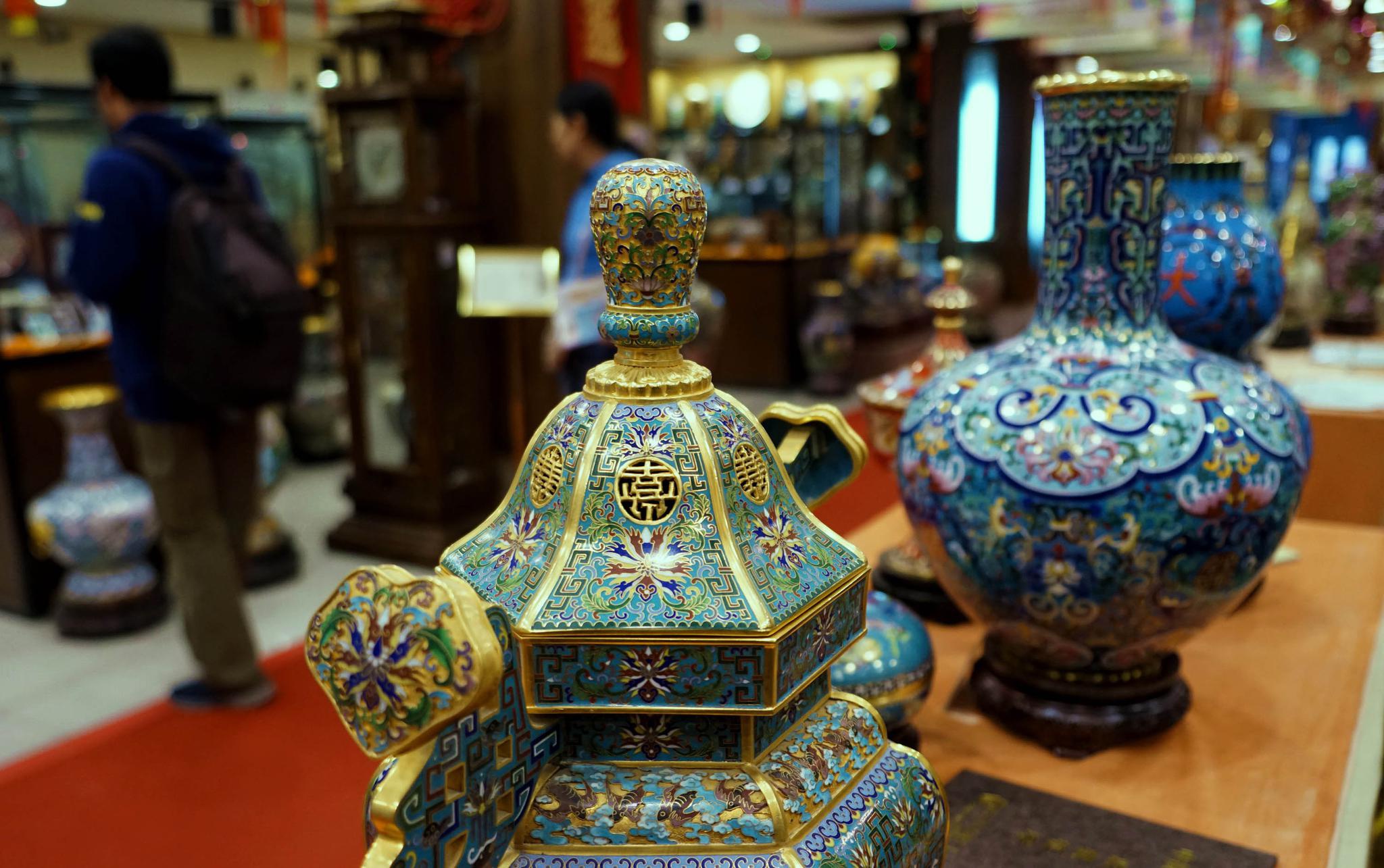 这是北京景泰蓝艺术博物馆展出的景泰蓝艺术精品(12月26日摄).