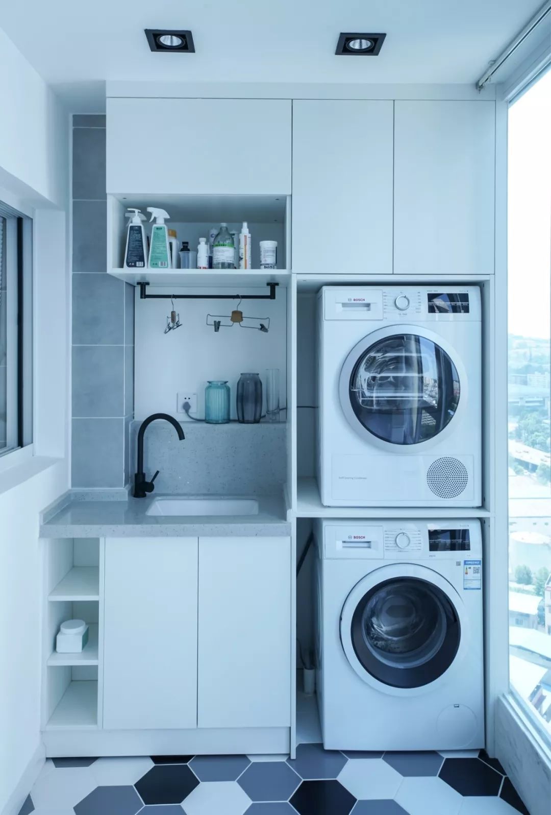 阳台装上洗手盆,实用方便,简洁美观