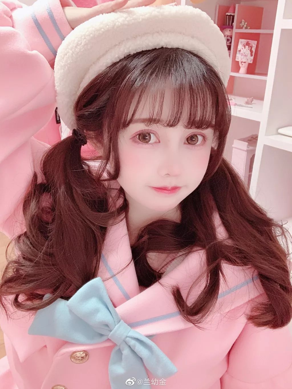 小陆离标签:美少女coser小陆离有着一张小脸,不是很高的鼻子,不是很宽