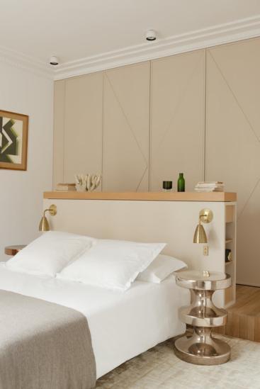 现在流行床头不靠墙,这样沿墙面打整排柜子,拿衣服都不用下床