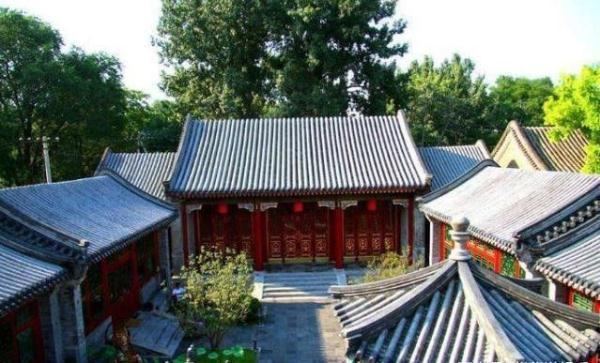 他身价上亿,住故宫旁上亿四合院,儿子和前妻却住18平小破屋