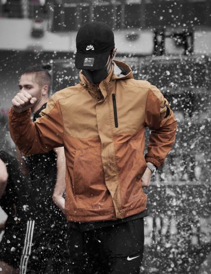 王一博水中跳舞浑身湿透当他提裤子时动作让粉丝耳尖泛红