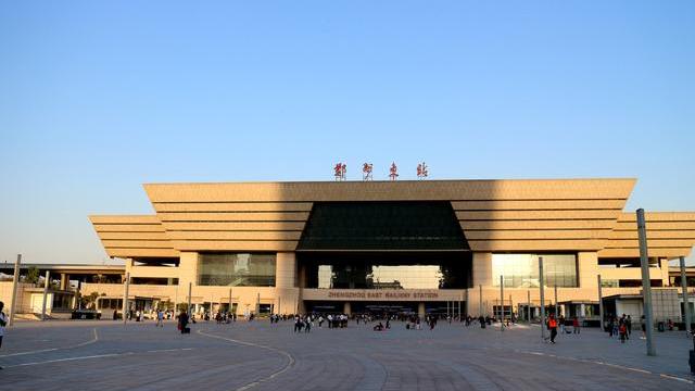 在郑州东站可与郑州地铁1号线换乘.