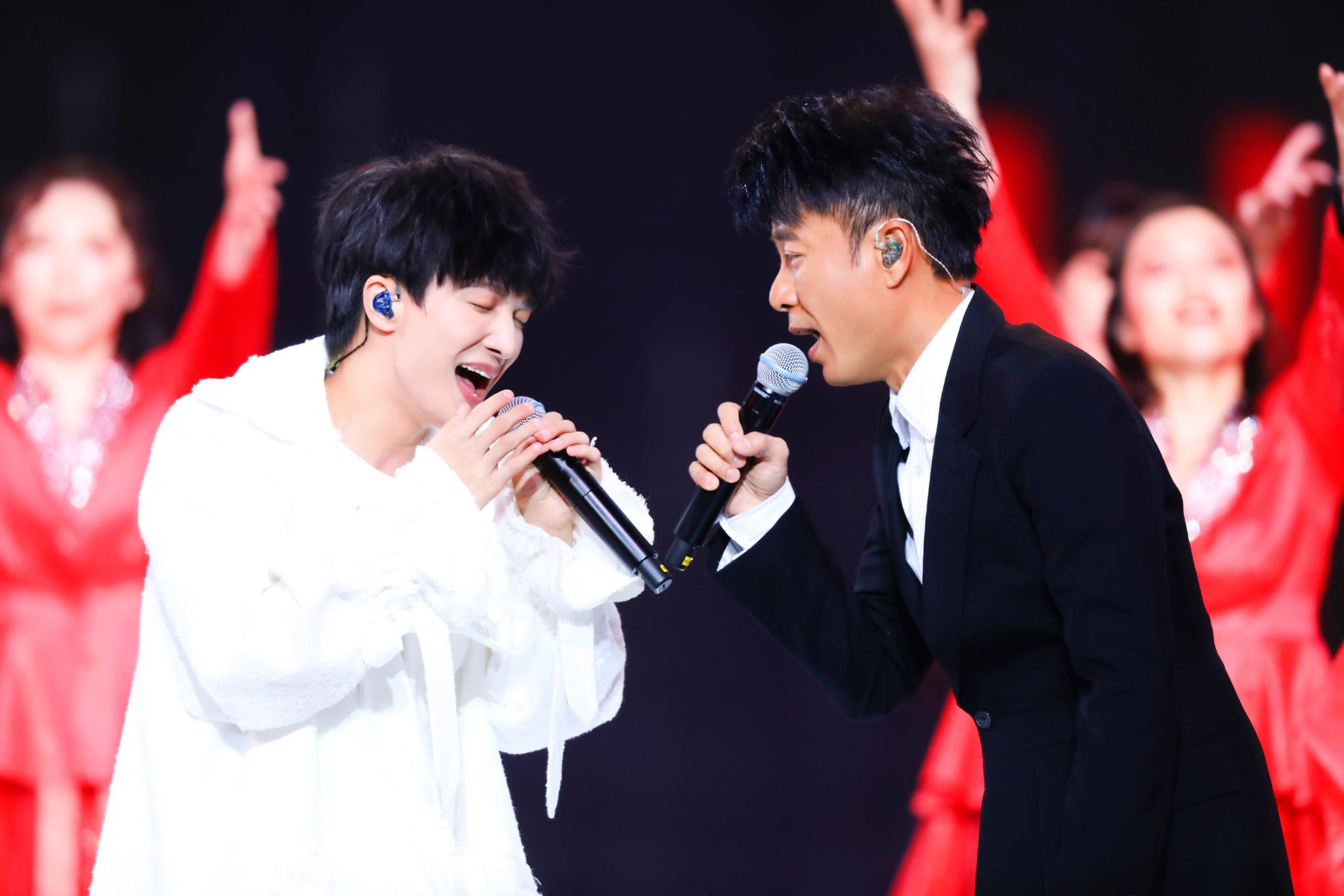 神仙歌喉周深再次合作李克勤献唱东方卫视跨年盛典2020火力全开