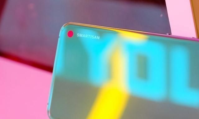 提供有屏下指纹解锁功能的坚果pro 3并没有放弃logo的传承,设计师选择