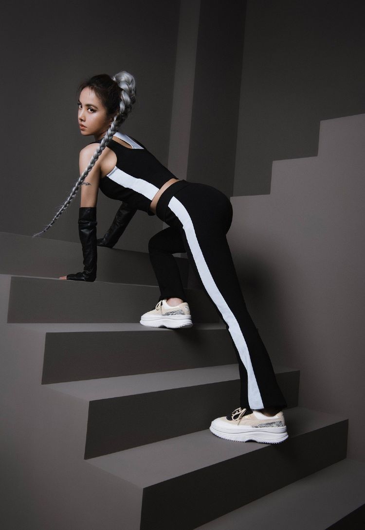 蔡依林运动风写真,穿撞色健身服秀长腿小腰,身材好过00后少女