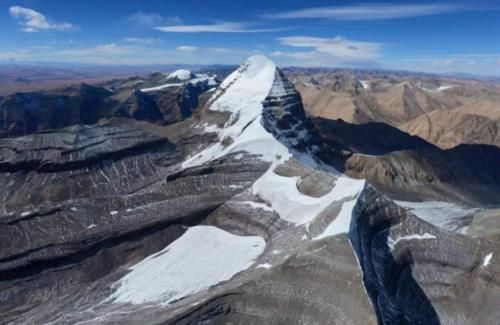 西藏的冈仁波齐峰高度不及珠穆朗玛峰但至今无人敢去攀登