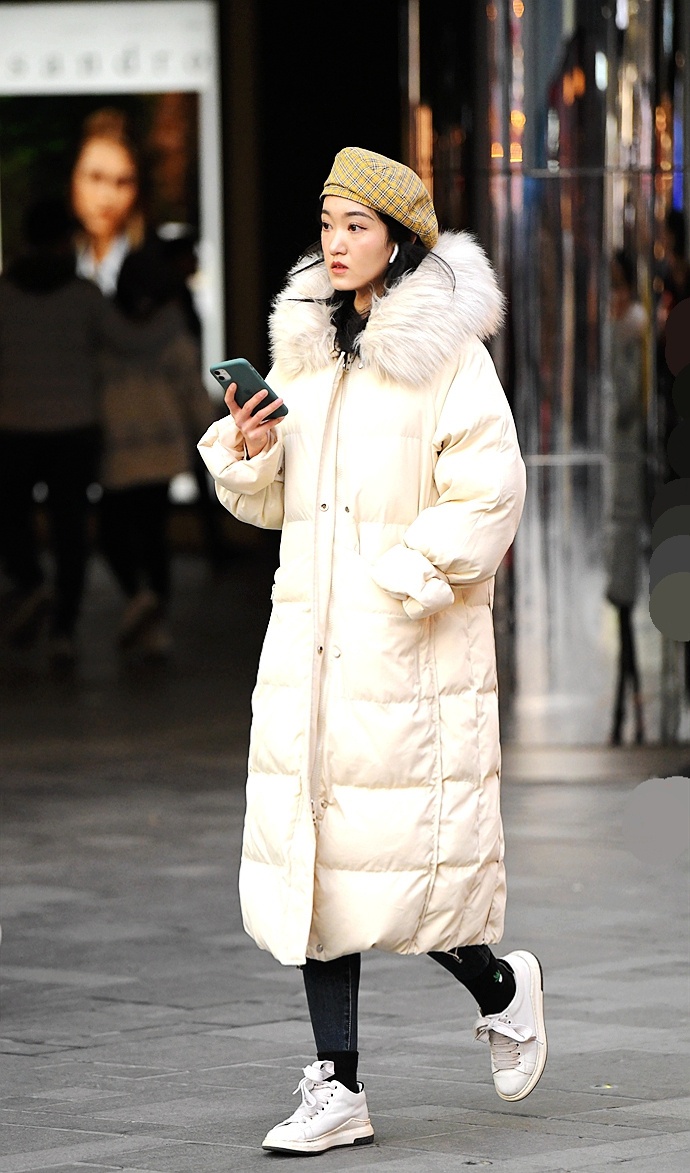 街拍又长又肥的长款羽绒服美女也能穿出时尚感