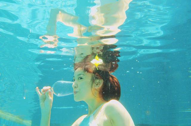 陈意涵清晨晒水下素颜美照老公亲自掌镜大发元气满满画风唯美