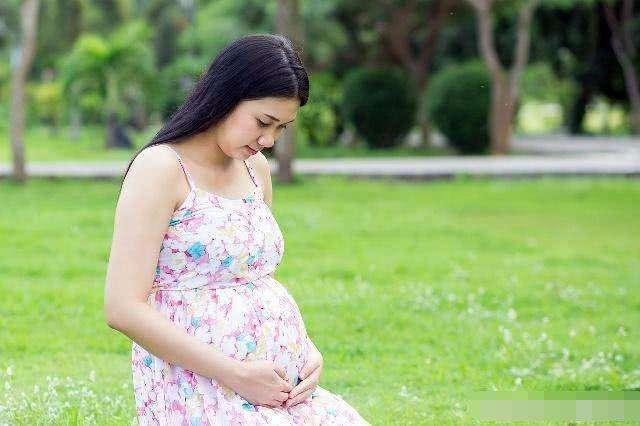 为啥老人都说:怀女孩累腰,怀男孩累腿?科学解释你要知道