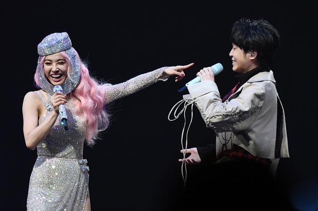 蔡依林被吴青峰吐槽 演出服像阿联酋空姐 拉手互动害羞太可爱