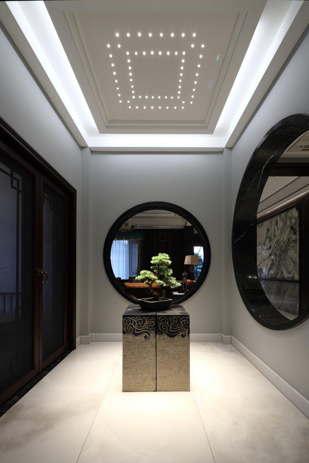 ▼入户玄关,形神兼具在入户玄关设计上,设计师提炼了经典的水纹元素