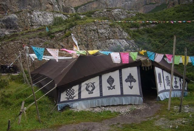 羌塘草原上的现代咖啡厅,地下"长"出个黑帐篷