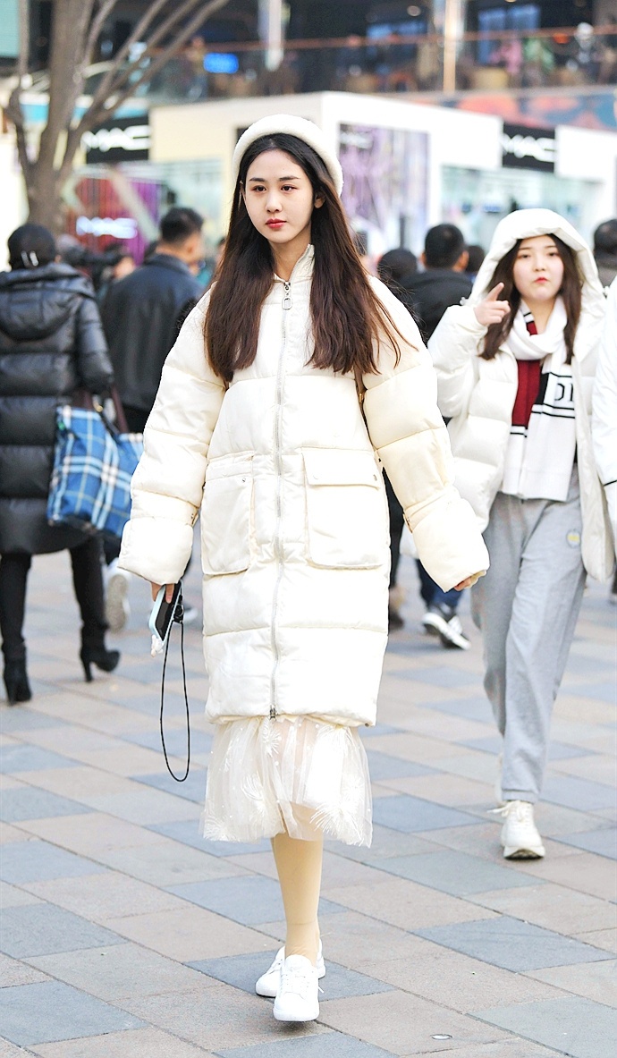 街拍又长又肥的长款羽绒服美女也能穿出时尚感