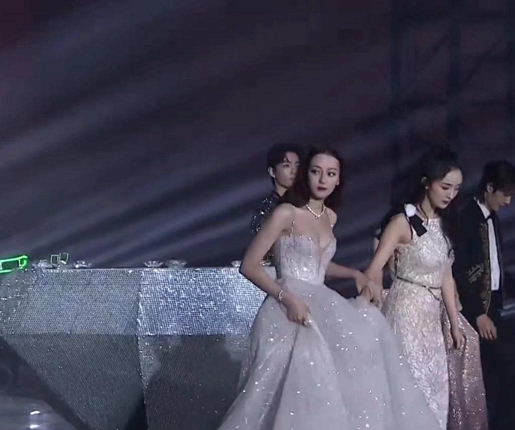 有一种"上司"叫杨幂,全程给迪丽热巴提裙摆,难怪都想找她签约