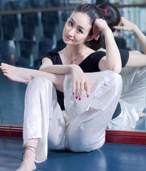 35岁王亚彬近照曾演过乡村爱情中的王小蒙原来她是舞蹈家