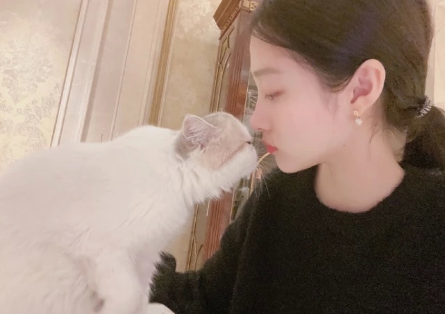 关晓彤小号深夜晒美照,与宠物猫嘴对嘴拍照,男友鹿晗吃醋吗?