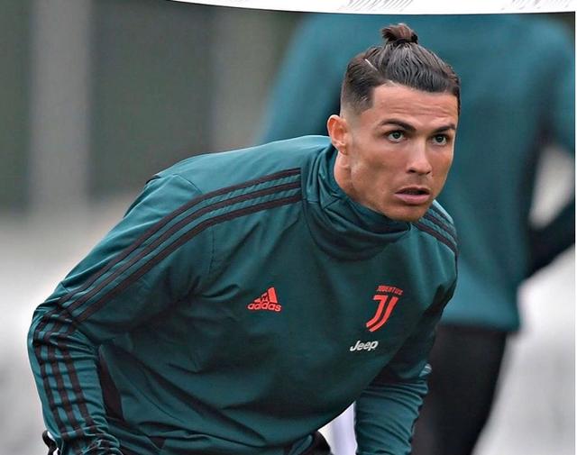 新年新发型!c罗也留丸子头,和贝尔拉莫斯相比谁的更好看?