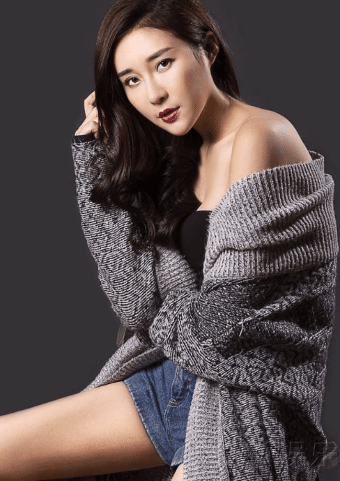 她是杨幂女助理,因颜值太高被导演相中,与胡歌搭戏后一炮而红