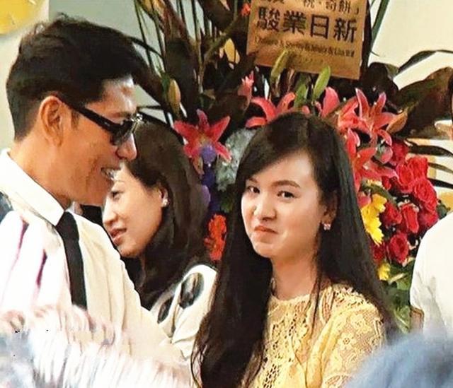 56岁张耀扬近照,与小25岁女友罕见秀恩爱,已视对方为结婚对象