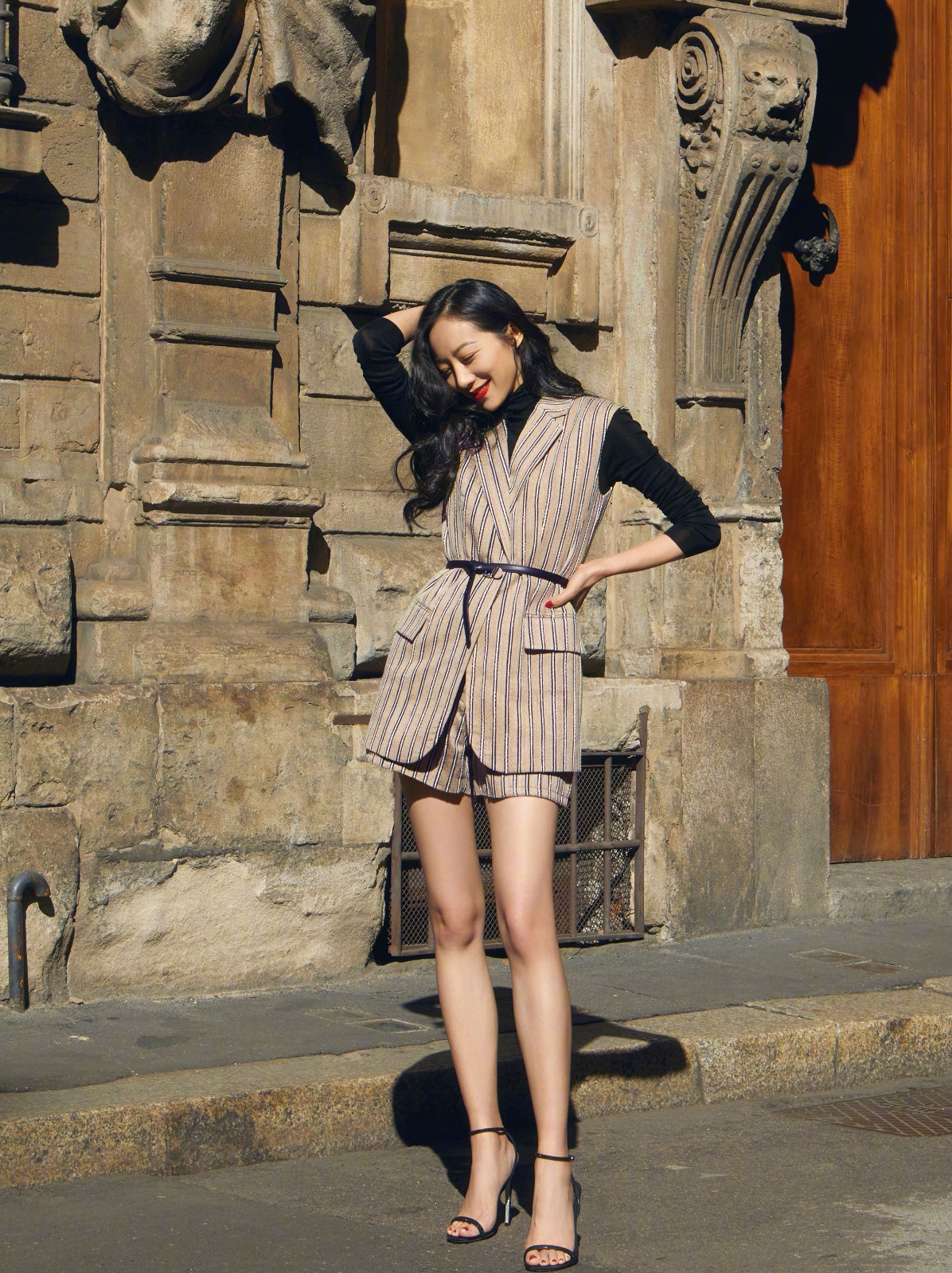 韩雪真会玩,五分短裤配长筒黑丝袜,秀纤细"竹竿腿"少女感十足