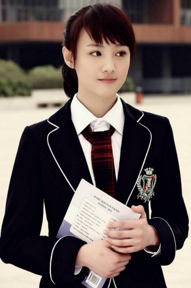 郑爽学院风校服亮相国剧盛典,美回楚雨荨,获青春号召力演员奖