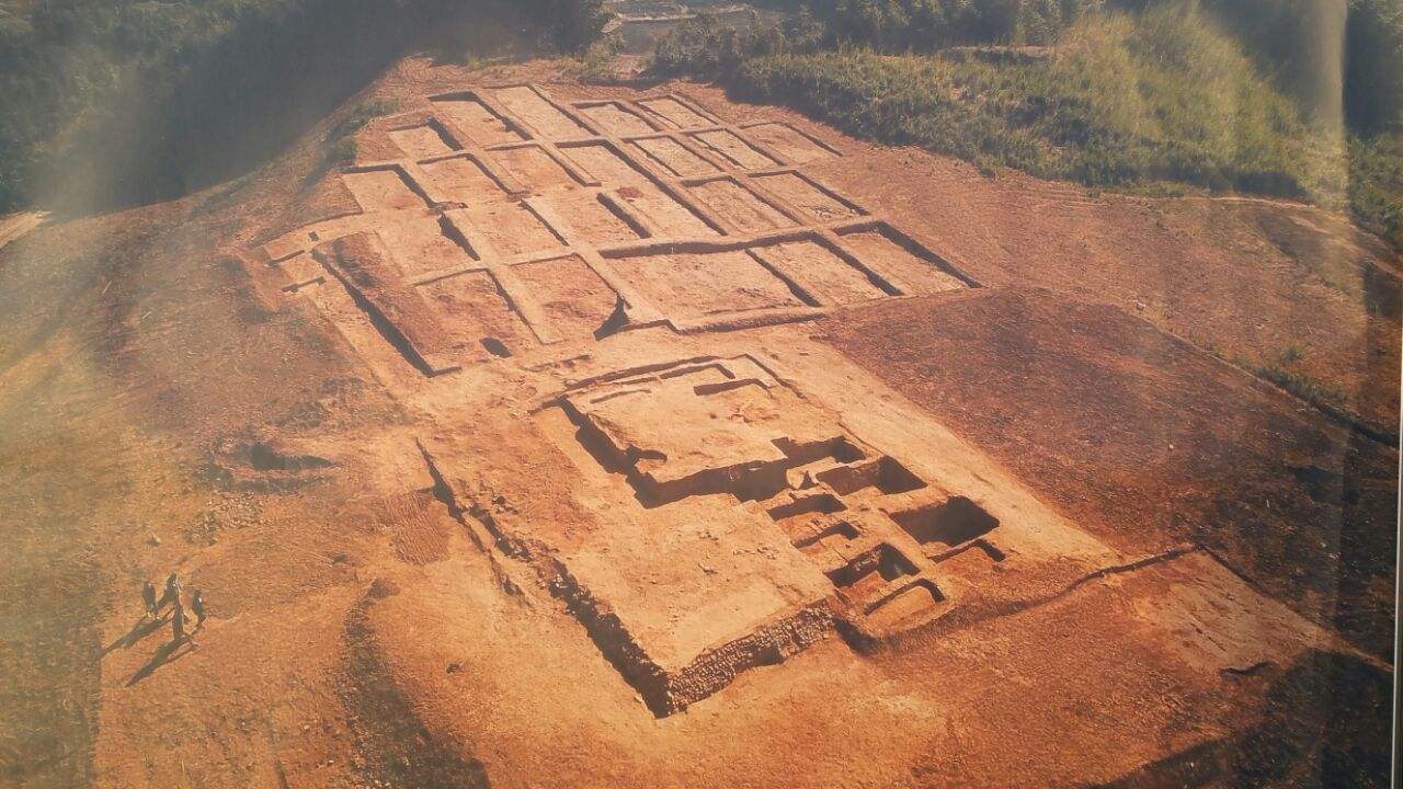 岗公岭发生盗墓,专家意外发现四千年前水坝,坝内藏一件神秘木臿