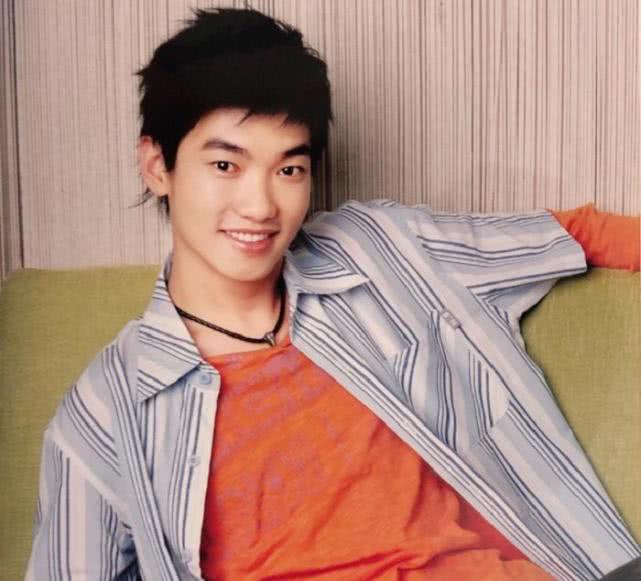 游乐王子变丑了?看到20岁的他,网友惊呼恋爱了!