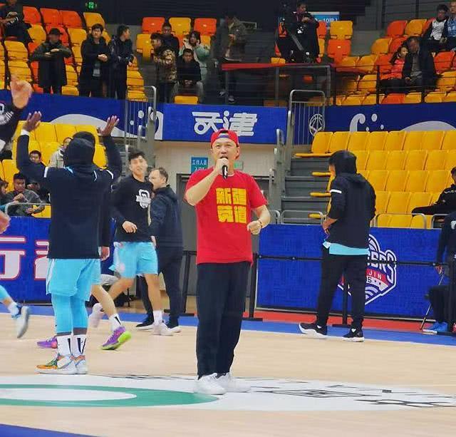 津疆战主场mc穿"劳道衫",两地主持人"导演"温馨一幕!