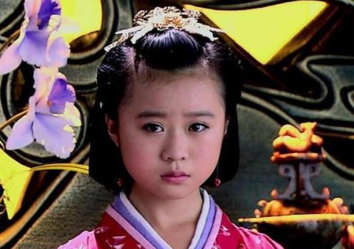 张嫣是刘盈也就是汉惠帝的亲姐姐鲁元公主和张傲的亲女儿,所以刘盈也