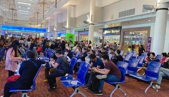 中国游客在泰国机场购物，遇见收银员有一种被遗弃的感觉