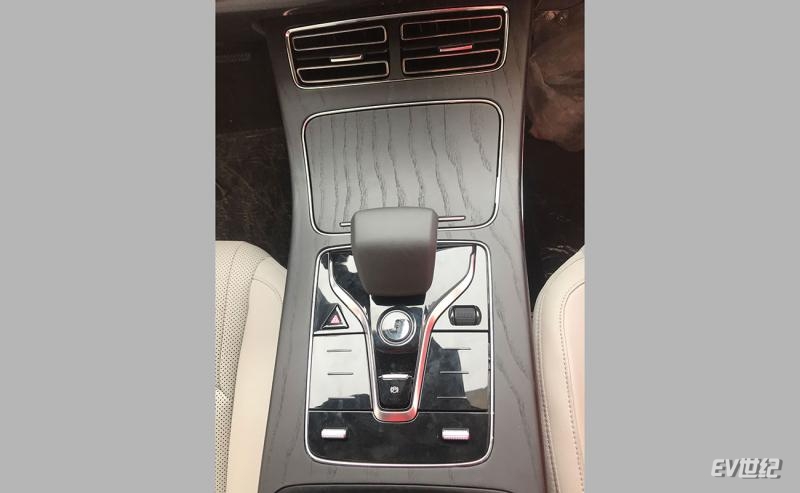 比亚迪汉实车内饰曝光 环抱式设计质感豪华