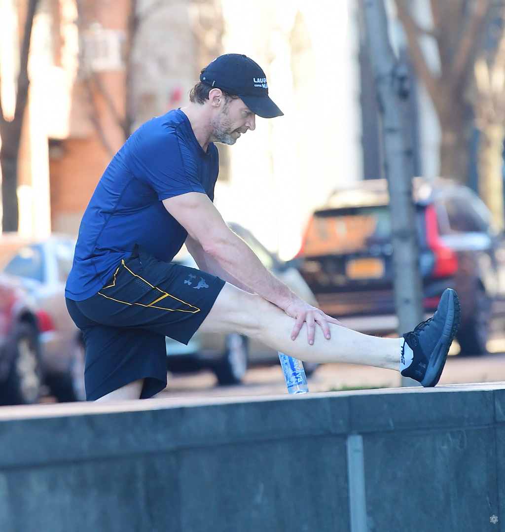 酷毙了51岁金刚狼休杰克曼低调晨练麒麟臂快撑爆衣袖啦