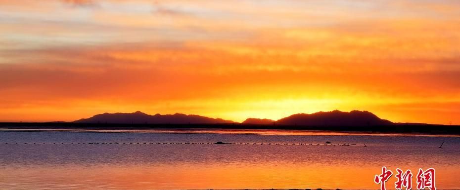 柴达木盆地可鲁克湖新年日出霞光万道喷薄欲出