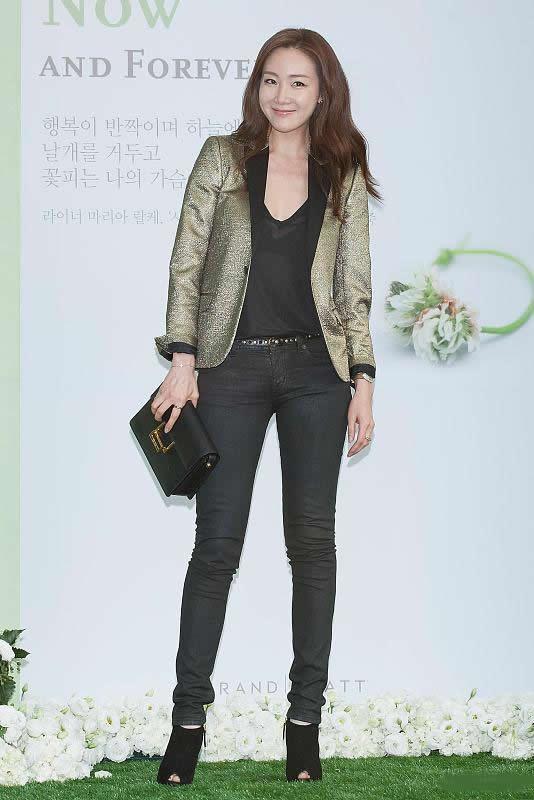 崔智友的时尚穿搭,驼色麂皮大衣配黑裤帅气时尚很减龄,44岁象25