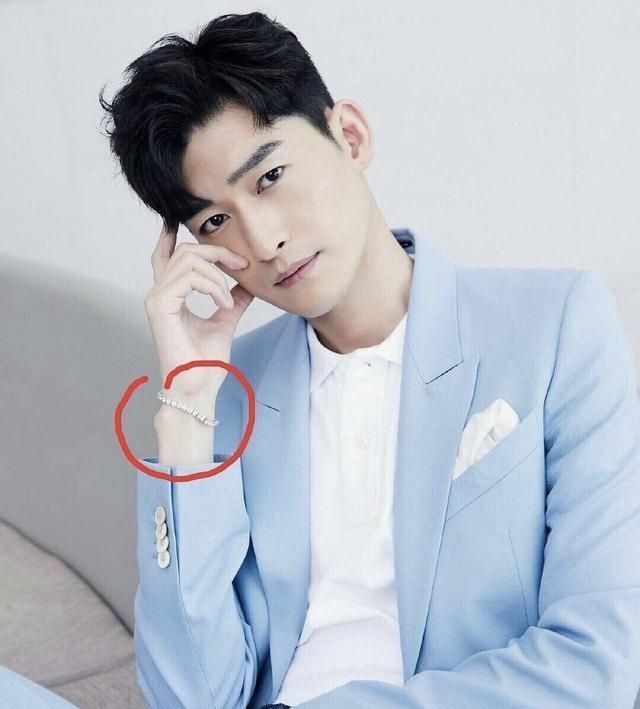 张翰郑爽真复合了继同款文案后已重新戴上送郑爽的水晶手链