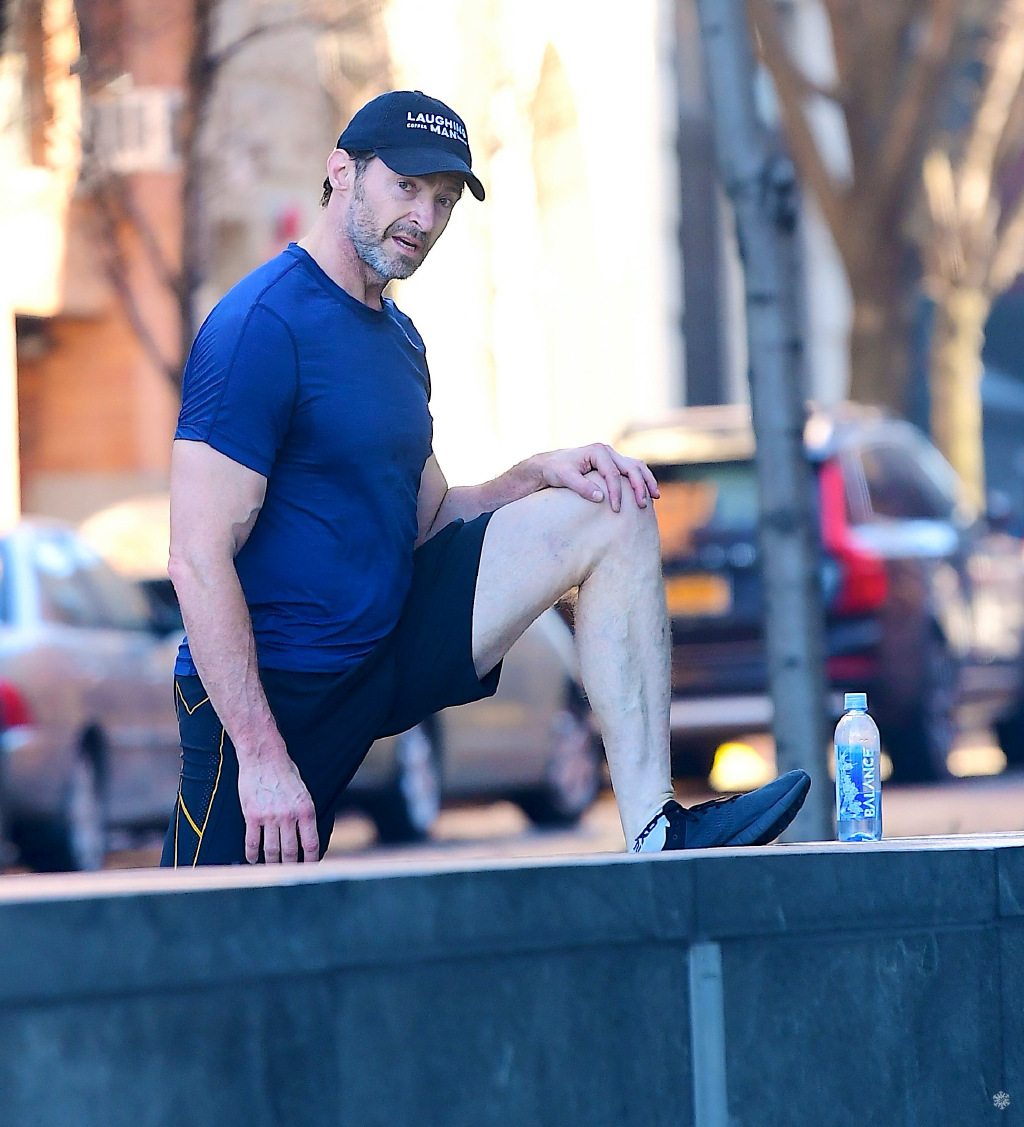 51岁"金刚狼"休·杰克曼低调晨练,麒麟臂快撑爆衣袖啦