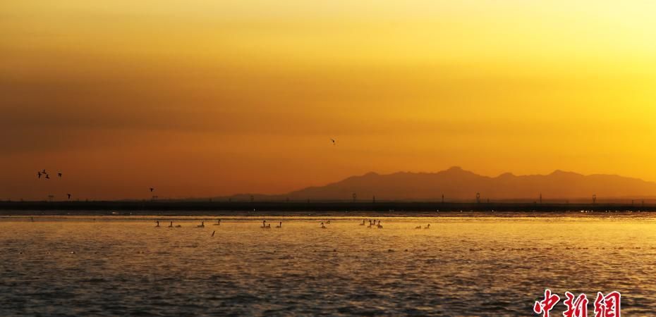 柴达木盆地可鲁克湖新年日出霞光万道喷薄欲出