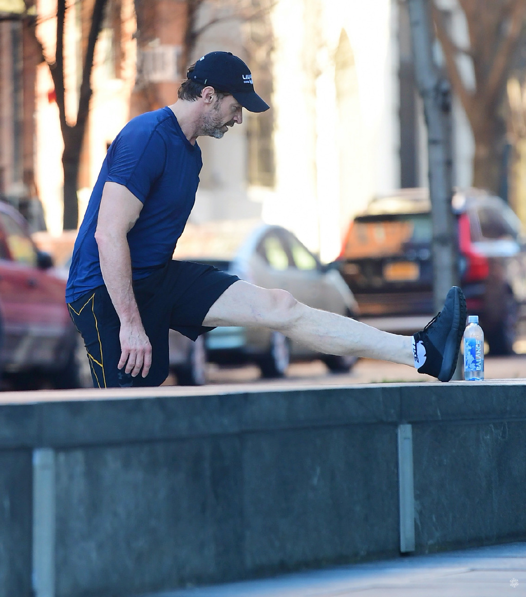 51岁"金刚狼"休·杰克曼低调晨练,麒麟臂快撑爆衣袖啦