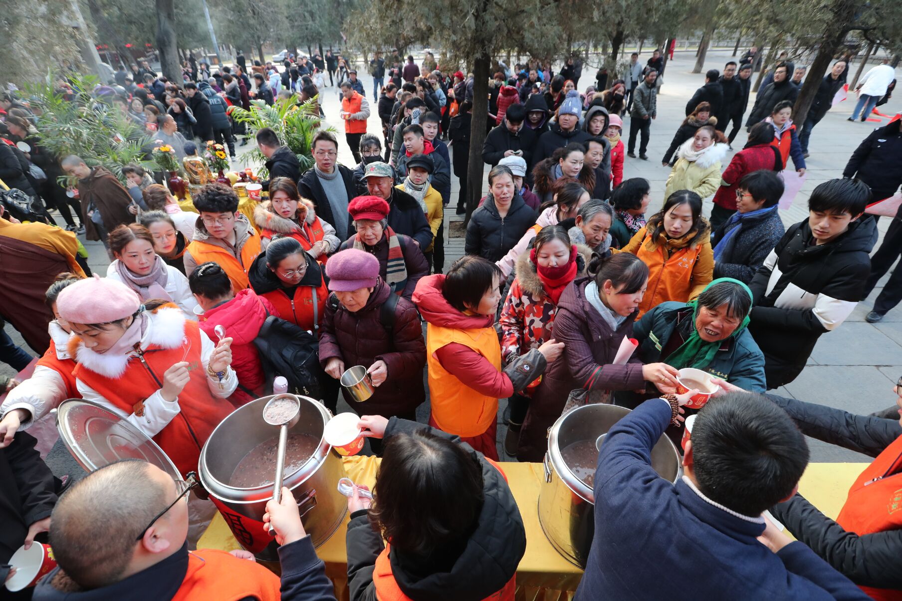 少林寺施粥,上万份古法腊八粥一抢而光