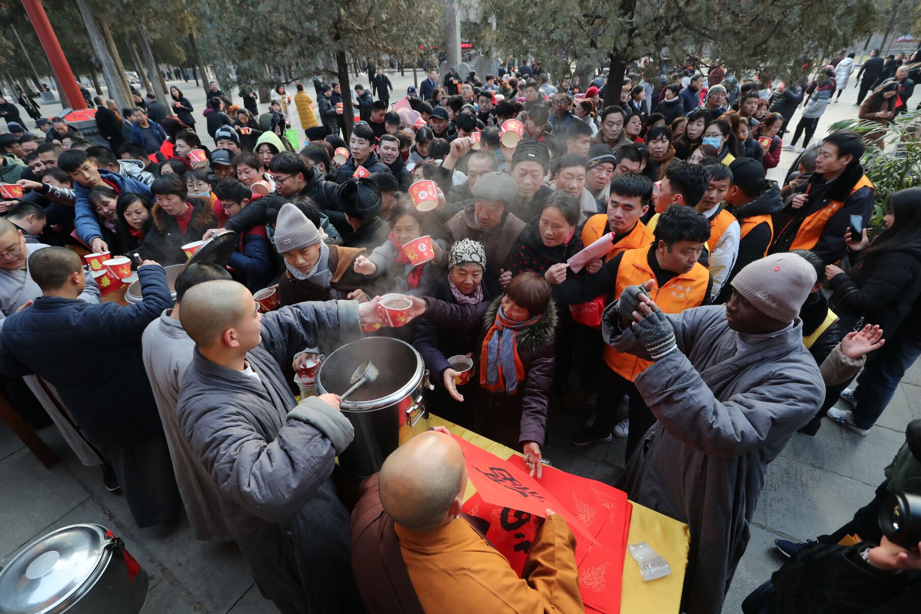少林寺施粥,上万份古法腊八粥一抢而光