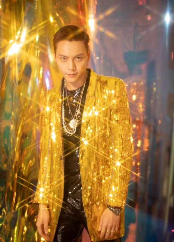 陈伟霆跨年唱野狼disco背头发型不油腻金色西装造型太a了