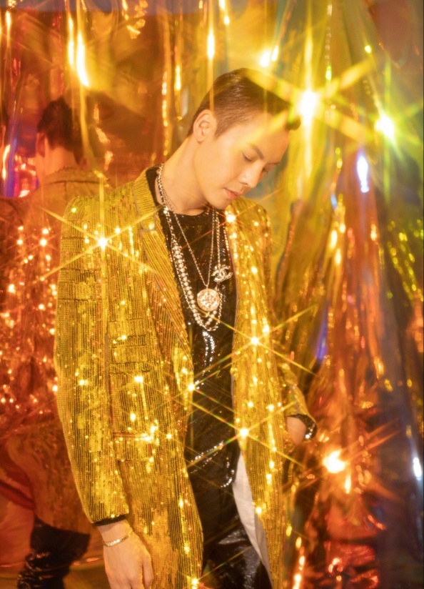 陈伟霆跨年唱野狼disco背头发型不油腻金色西装造型太a了