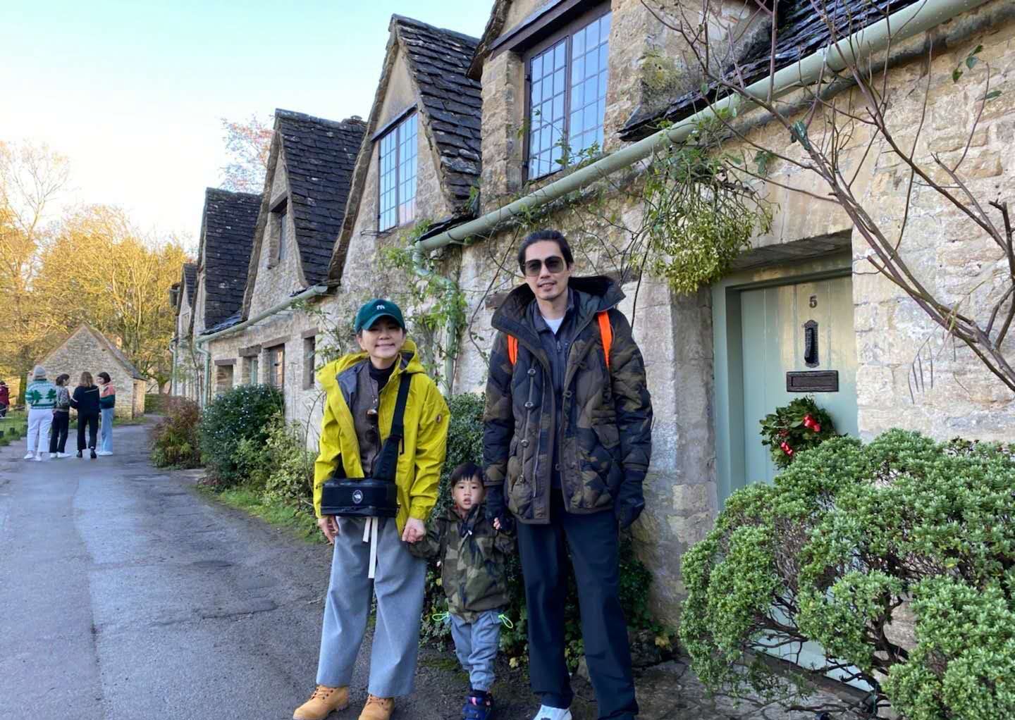 ella晒一家三口合照,父子俩穿亲子装,190cm丈夫扎丸子头太有范