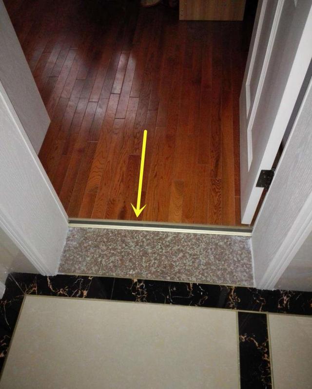 但我家工人却给地板安装扣条的时候,竟然突出来这么大一截,难看又影响