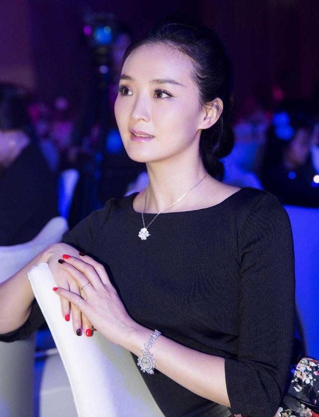 45岁王艳颜值真高,黑色上衣配印花半身裙,扎低马尾依然高级时髦