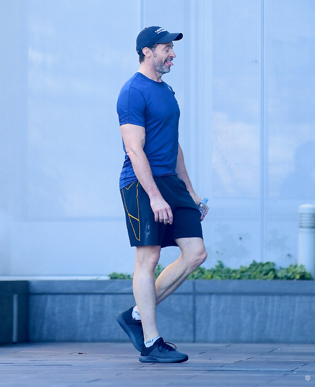 51岁"金刚狼"休·杰克曼低调晨练,麒麟臂快撑爆衣袖啦