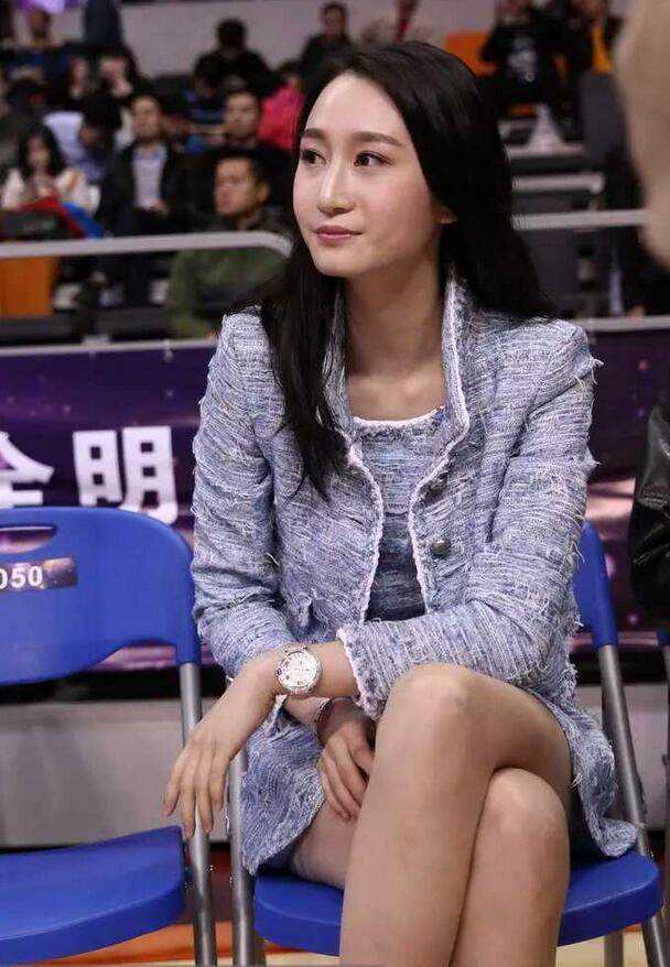 31岁周鹏购房落户广州 东莞别墅,与娇妻刘美街上热吻