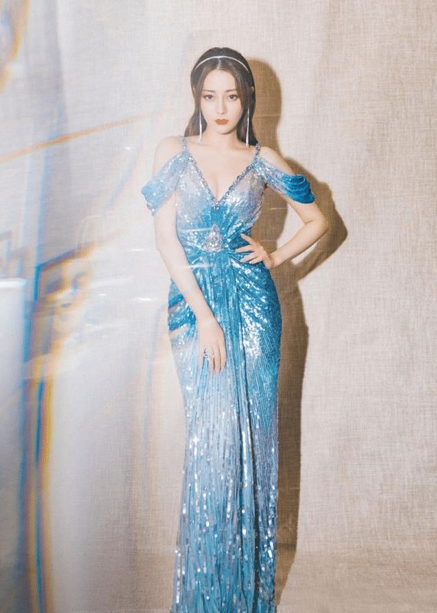 迪丽热巴身穿蓝色人鱼裙,化身"人鱼公主",网友: 真仙啊!