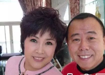 潘长江曾和妻子住8年厕所,夫妻不离不弃37年,今女儿嫁亿万富豪